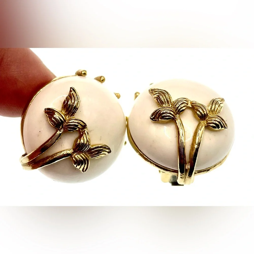 Vintage GoldTone Clip On Earrings White Round Acrylic Center Leaf Overlay Design - Picture 8 of 9